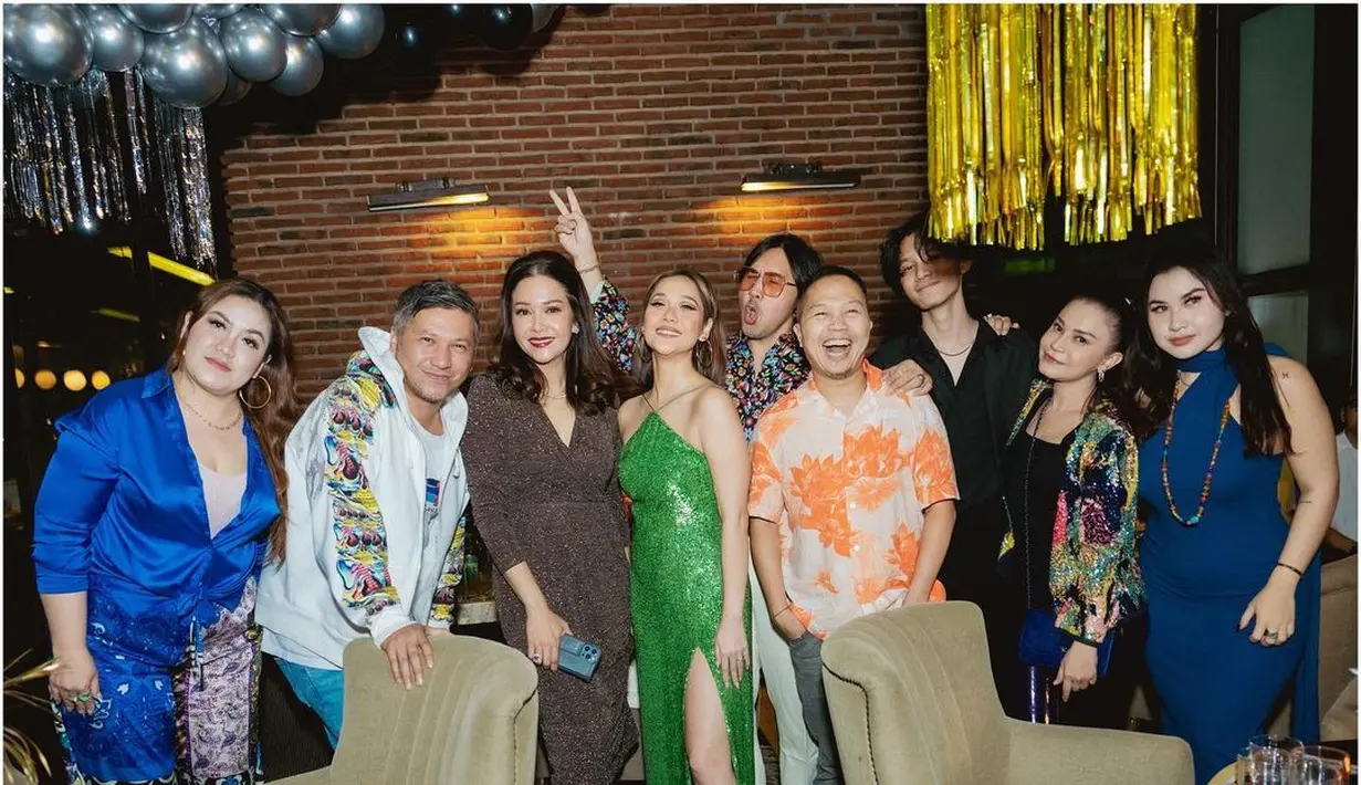 Pada perayaan tersebut, perempuan biasa disapa Unge atau BCL itu mengenkan gaun emerald atau hijau zamrud.[Instagram/gadiiing]