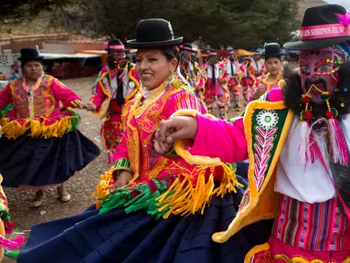 Sejumlah warga mengenakan kostum menari saat karnaval Anata Andina (Andean karnaval) di Caquiaviri, Bolivia, Selasa (17/1). Perayaan tersebut digelar selama empat hari di Provinsi Caquiaviri. (AP Photo/Juan Karita)
