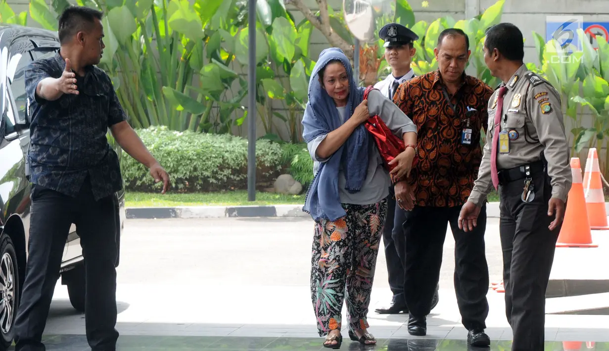 Istri muda Bupati Bengkulu Selatan Dirwan Mahmud, Heni Dirwan tiba di Gedung KPK, Jakarta, Rabu (16/5). Selain Heni dan suami, KPK juga mengamankan Kasi Dinkes Bengkulu Selatan Wati dan kader Partai Perindo Juhari alias Jukak. (Merdeka.com/Dwi Narwoko)