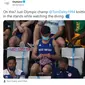 Atlet loncah indah, Tom Daley, tertangkap kamera tengah merajut saat menyaksikan final loncat indah 3 meter putri di Olimpiade Tokyo 2020.