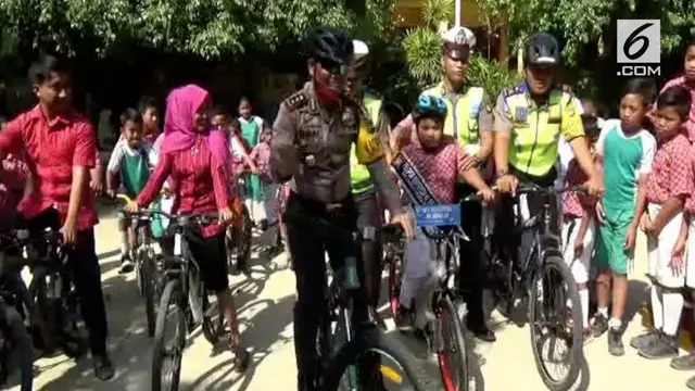 Video seorang bocah SD menangis saat ditilang polisi menjadi viral. Polres Polewali Mandar mengangkat sang bocah menjadi duta bersepeda ke sekolah