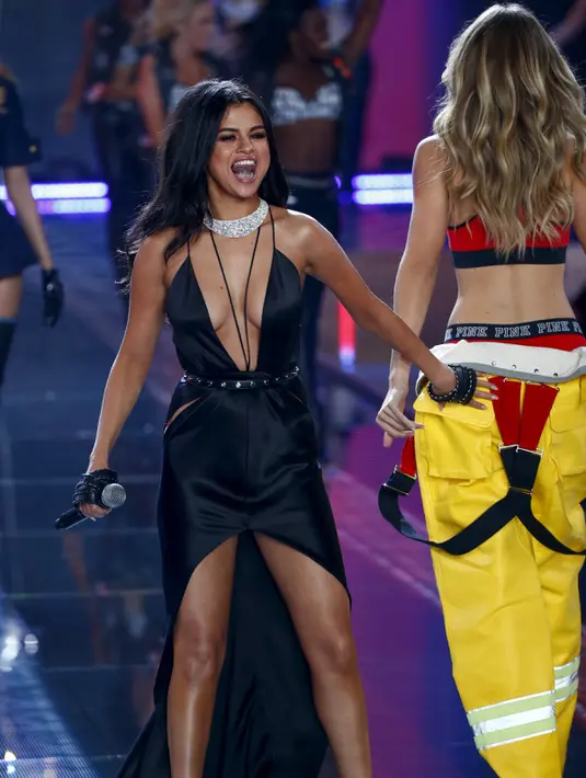 Ekspresi penyanyi Selena Gomez saat tampil di atas panggung Victoria Secret Fashion Show 2015 di New York, Selasa (10/11/2015). (REUTERS/Lucas Jackson)