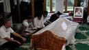 Keluarga dan kerabat menggelar pengajian di depan jenazah mendiang Mantan Gubernur Jawa Timur Mayjen (Purn) Basofi Sudirman di rumahnya Kemang Utara, Jakarta, Senin (7/8). (Liputan6.com/Johan Tallo)