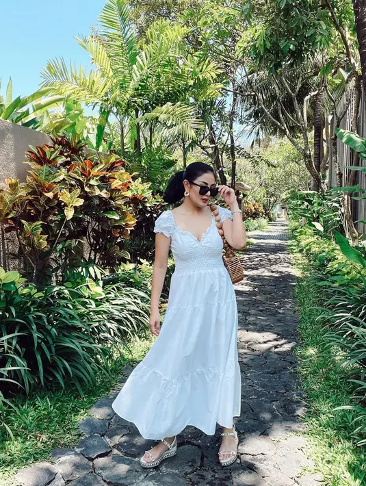 Tampil dalam balutan dress panjang serta dilengkapi kacamata hitam dan tas unik, gaya Nindy saat di Bali ini juga tak lepas dari perhatian netizen. Bahkan, beberapa penampilan Nindy sering kali dijadikan inspirasi oleh penggemar. (Liputan6.com/IG/@nindyayunda)