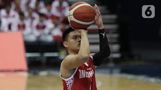 Pebasket Indonesia, Andakara Prastawa, saat melawan Thailand pada SEA Games 2019 di Mall Of Asia Arena, Manila, Filipina, Rabu (4/12/2019). Indonesia kalah 76-98 dari Thailand. (Bola.com/M Iqbal Ichsan)