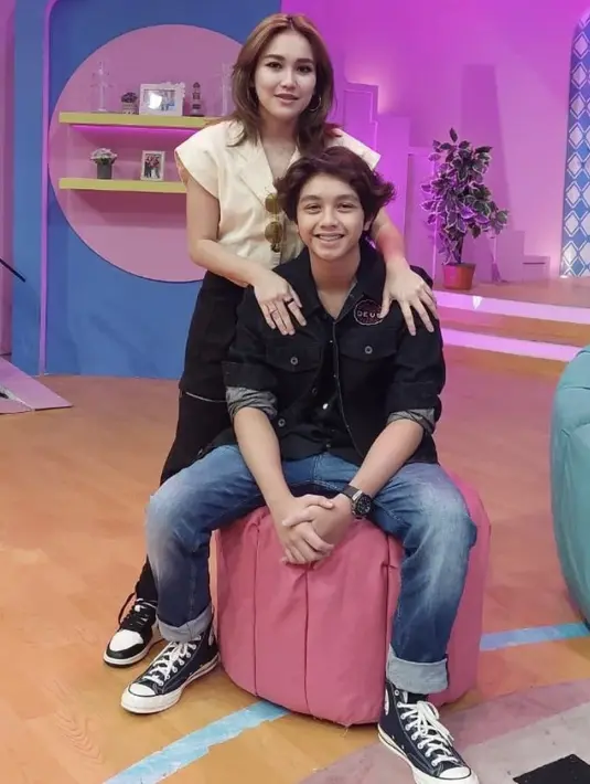 Ia juga pernah menjadi bintang tamu di acara Brownies. Cannavaro pun bertemu dengan Ayu Ting Ting, saat itu ia mengenakan kemeja long slevee dipadukan celana denim dan sepatu converse. @ekopatriosuper