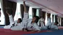 Karateka Putri Indonesia berlatih nomor kata sebagai persiapan bertanding pada ajang SEA Games 2017 di The Belezza, Permata Hijau, Jakarta, Senin (10/8/2017). Karate akan bertanding pada 22-24 Agustus 2017. (Bola.com/Nicklas Hanoatubun)
