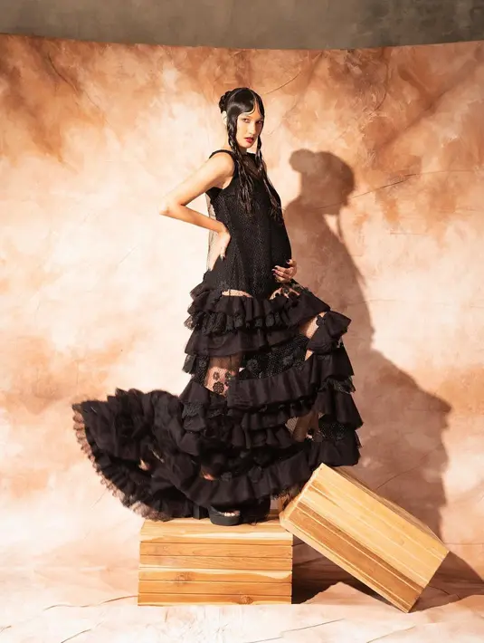Bak penari Spanyol, begini cantiknya Nadine dibalut ruffle dress warna hitam yang menawan dalam sesi maternity shoot yang lain. [@nadinelist]