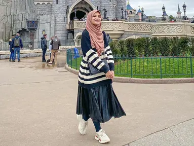 Gaya penampilan Shireen Sungkar saat mengunjungi taman hiburan ini pun terlihat sangan simpel. Ia pun hanya mengenakan kaus oversize dengan rok panjang serta sneakers. Penampilan sederhana Shireen ini pun terlihat sangat nyaman dikenakan. (Liputan6.com/IG/@shireensungkar)