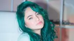Rambut hijau emerald Marshanda terlihat begitu mencuri perhatian berkat warnanya yang terang dan segar. Ia tampil memukau dalam sesi pemotretan dengan gaya playful yang penuh percaya diri. Banyak yang memuji perubahan ini dan menyebut Marshanda terlihat semakin menawan. (Liputan6.com/IG/@marshanda99)
