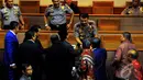 Sejumlah anggota dewan memberikan ucapan selamat kepada Komjen Pol Budi Gunawan yang disetujui oleh Sidang Paripurna sebagai Kapolri, Jakarta, Kamis (15/1/2015). (Liputan6.com/Faisal R Syam) 