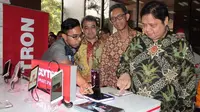 Kanan: Airlangga Hartarto, Menteri Perindustrian di Pameran Produk Industri Telematika 2017. Dok: Polytron