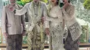 Nabila Syakieb bersama suami mendampingi sang adik Ali Syakieb saat menikah. Sekedar informasi, adik Nabila resmi mempersunting bintang sinetron Margin W pada 6 Februari 2021 lalu. [Instagram/nsyakieb85]