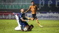 Pemain Persib Bandung, Ciro Alves (kiri) berusaha melewati hadangan kiper Bhayangkara FC, Awan Setho pada laga lanjutan BRI Liga 1 2022/2023 antara Persib Bandung melawan Bhayangkara FC di Stadion Pakansari, Bogor, Jumat (24/03/2023). (Bola.com/Bagaskara Lazuardi)