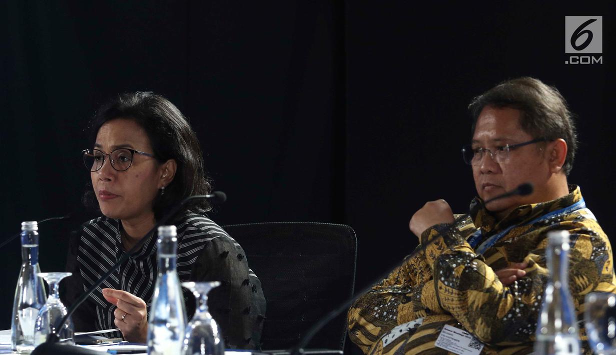 Menkeu Sri Mulyani (kiri) dan Menkominfo Rudiantara saat memberi keterangan terkait pertemuan tahunan IMF-Bank Dunia di Bali, Senin (8/10). Sebelumnya, pertemuan tahunan IMF-Bank Dunia ditargetkan diikuti oleh 22 ribu peserta. (Liputan6.com/Angga Yuniar)