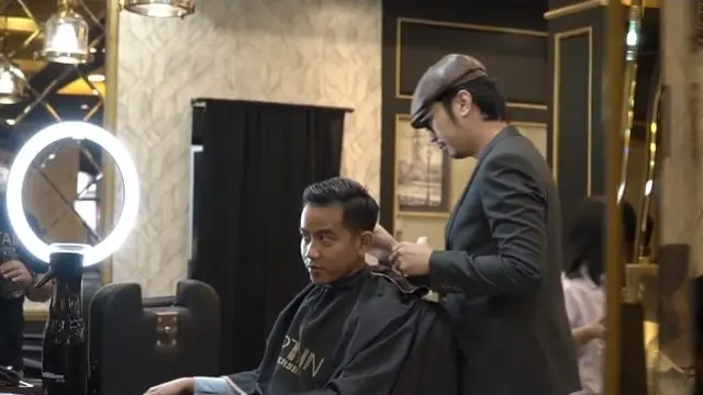 Cawapres nomor urut 2 Gibran Rakabuming Raka mencukur rambutnya jelang hadir dalam debat ketiga Pilpres di Istora Senayan, Minggu malam (7/1/2024).