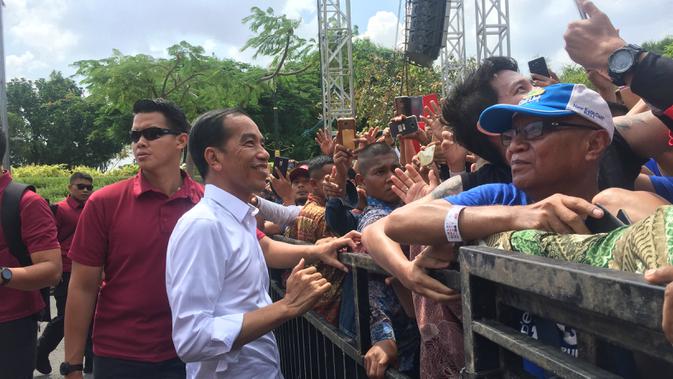 Capres petahana Joko Widodo atau Jokowi menghadiri deklarasi dukungan di Tugu Pahlawan Surabaya, Jawa Timur. (Liputan6.com/Lizsa Egeham)