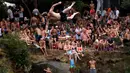 Penonton menyaksikan peserta terjun ke dalam air selama kompetisi melompat dari tebing di dekat desa Hrimezdice, Republik Ceko, 3 Agustus 2018. Kegiatan ini menjadi sebuah olahraga yang ditandai dengan keberanian, sensasi dan resiko. (AP/Petr David Josek)