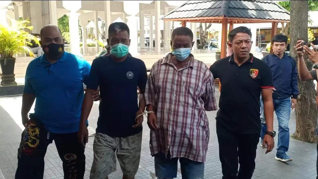 Pelaku ketika dikeler di Mapolres Tuban. (Liputan6.com/Ahmad Adirin)