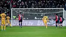 Namun di babak kedua anak asuh Simone Inzaghi mengamuk dan menyarangkan tiga gol lewat Alessandro Bastoni, Lautaro Martinez dan eksekusi penalti Hakan Calhanoglu. (Gianluca Zuddas/LaPresse via AP)
