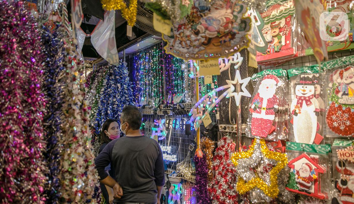 Sejumlah calon pembeli memilih pernak-pernik Natal di Pasar Asemka, Jakarta, Kamis (10/12/2020). Pernak-pernik bertema Natal mulai dari hiasan hingga pohon natal tersebut dijual dari harga Rp20.000 hingga Rp15,9 juta. (Liputan6.com/Faizal Fanani)