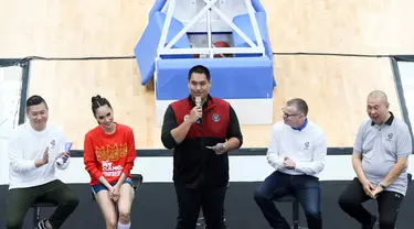 Menteri Pemuda dan Olahraga Dito Ariotedjo (tengah), Executive Director FIBA David Crocke (kedua kanan), Brand Ambassador FIBA World Cup 2023 Cinta Laura (kedua kiri), Ketua Umum Perbasi Danny Kosasih (kanan), Perwakilan FIBA Indonesia Cahyadi Wanda (kiri) saat mengumumkan Brand Ambassador baru untuk FIBA World Cup 2023 di Indonesia Arena, Senayan, Jakarta, Selasa (11/7/2023). (Liputan6.com/Herman Zakharia)