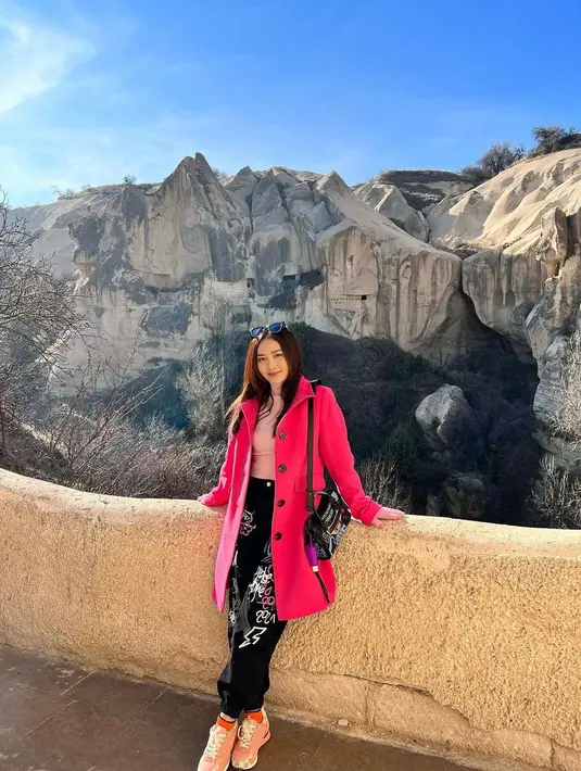 <p>Long blazer berwarna pink magenta adalah must fashion item saat liburan ke turkey.&nbsp;(instagram/natashawilona12)</p>
