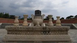 Sebuah altar batu di makam kerajaan barat dari era Dinasti Qing (1644-1911) di Wilayah Yixian, Provinsi Hebei, China utara (18/6/2020). Lokasi ini dimasukkan ke dalam Daftar Warisan Dunia pada 2000 lalu. (Xinhua/Zhu Xudong)