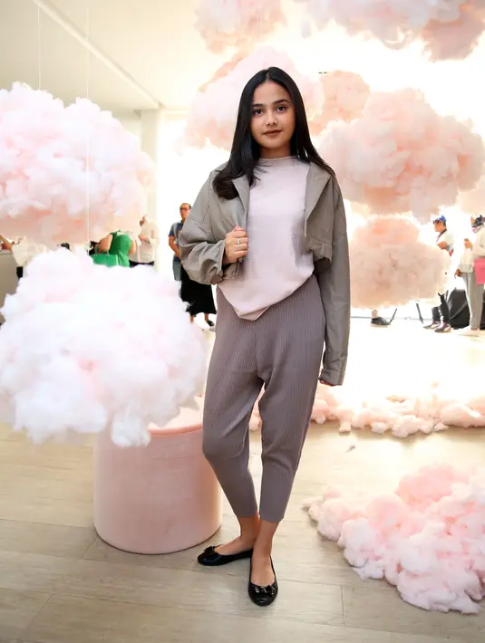 “Ada lipstik dan aroma terapi juga. Dan yang bikin asik itu ada bercode dan kalau discan di Handphone, masuk ke aplikasi lagu dan di situ ado play list lagu. Menurut aku wow aja kepikiran sampai situ,” kata Syifa Hadju. (Nurwahyunan/Bintang.com)