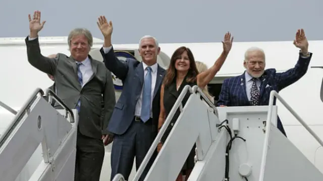 (dari kiri ke kanan) Rick Armstrong, Wapres AS Mike Pence dan istri, Karen, serta Buzz Aldrin, dalam perayaan 50 Tahun Misi Apollo 11 di Kennedy Space Center, Florida (John Raoux / AP PHOTO)
