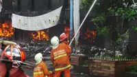 Suhu Super Panas, Petugas Sulit Padamkan Api di Kings Bandung