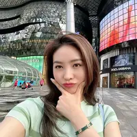 Meski begitu, Natasha tak kehilangan pesonanya. Ia tetap terlihat cantik dan stylish. [Foto: IG/natashawilona12].