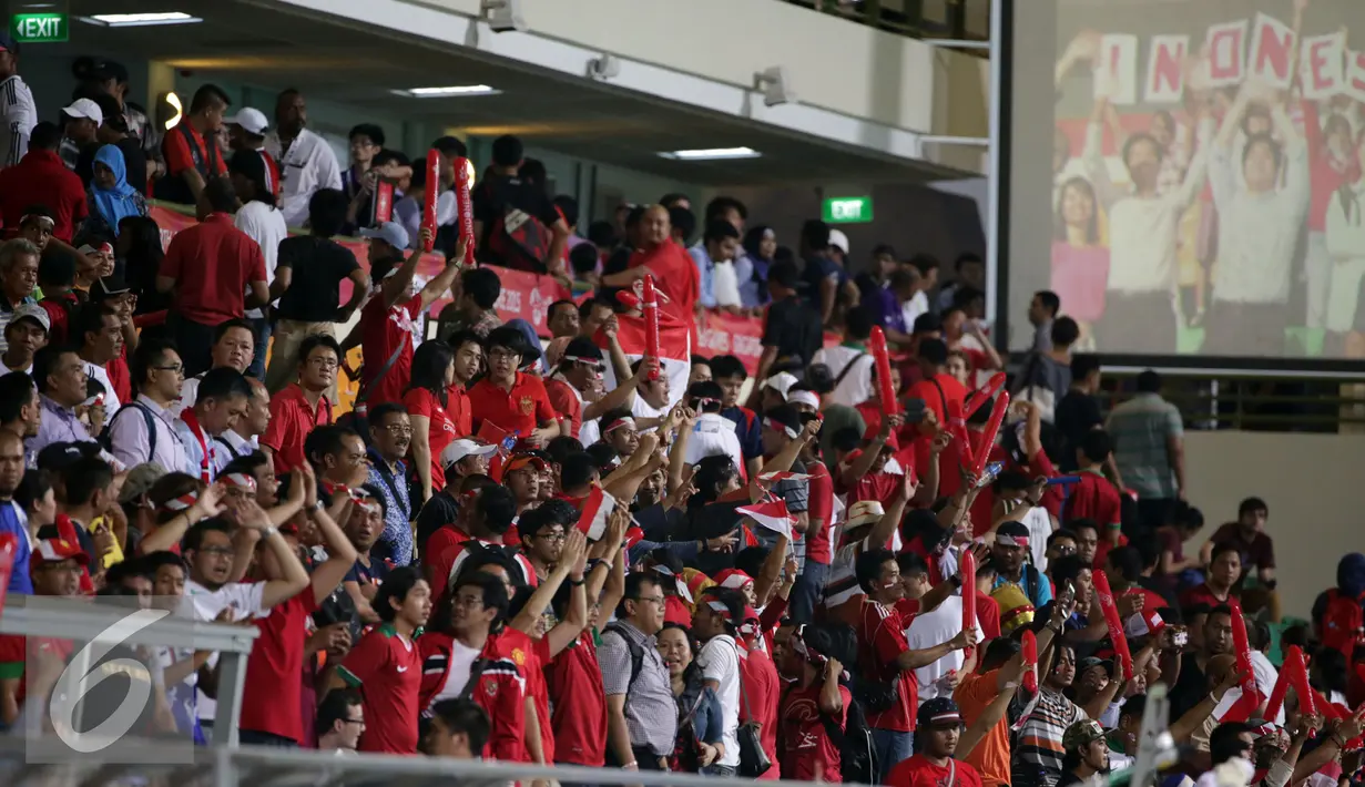 Ratusan pendukung Garuda Muda bersorak usai menyaksikan laga timnas Indonesia U-23 melawan Filipina di penyisihan Grup A Sea Games 2015 di Stadion Jalan Besar, Singapura, Selasa (9/6/2015). Indonesia unggul 2-0. (Liputan6.com/Helmi Fithriansyah)