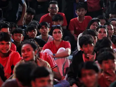 Ekspresi kesedihan terpancar pada raut wajah pendukung skuad Garuda yang menyaksikan laga Timnas Indonesia melawan Jepang melalui layar lebar di kawasan Stadion Utama Gelora Bung Karno, Jakarta, Selasa (10/6/2025). (Liputan6.com/Angga Yuniar)