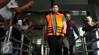 Tersangka kasus dugaan suap proyek pengadaan satelit pemantauan Badan Keamanan Laut (Bakamla) Muhammad Adami Okta meninggalkan gedung KPK usai menjalani pemeriksaan di Jakarta, Selasa (20/12). (Liputan6.com/Helmi Affandi)