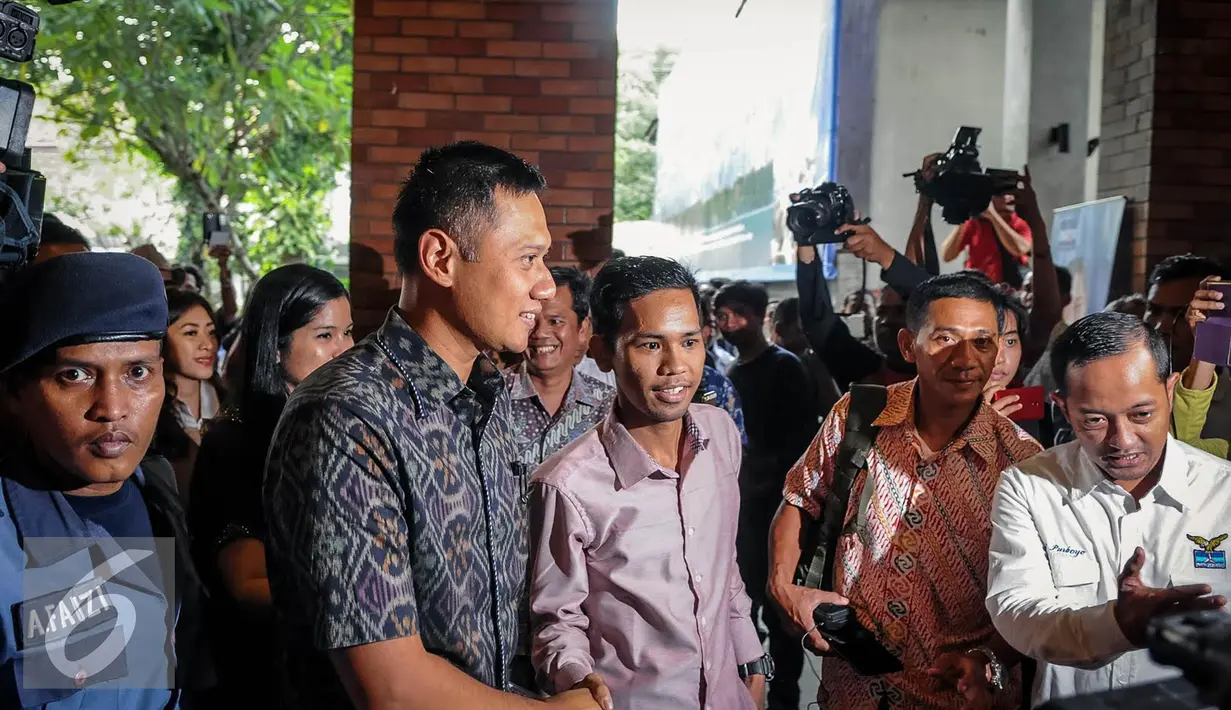 Agus Harimurti Yudhoyono saat tiba di Wisma Proklamasi, Jakarta, Jumat (23/9). Kedatangan Agus untuk mendeklarasikan dirinya bersama Sylviana sebagai pasangan di Pilgub DKI 2017. (Liputan6.com/Faizal Fanani)