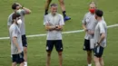 Manajer Spanyol Luis Enrique (tengah) berbicara dengan anggota tim nasional saat sesi latihan di Stadion La Cartuja, Seville, Spanyol, Minggu (13/6/2021). Spanyol akan bermain melawan Swedia dalam Grup E Euro 2020 pada 13 Juni 2021 waktu setempat. (Julio Munoz/Pool via AP)