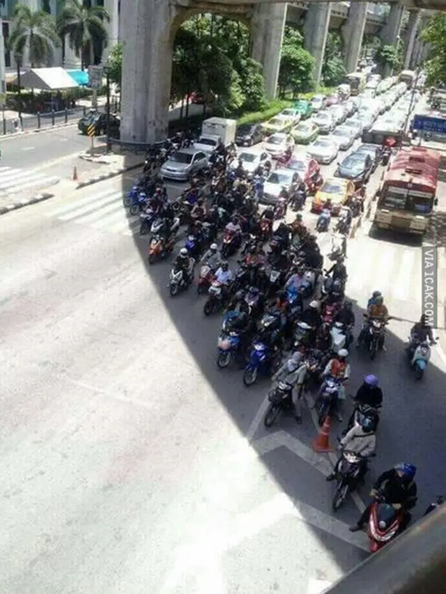 6 Kelakuan Pengendara di Marka Lampu Merah Ini Nyeleneh