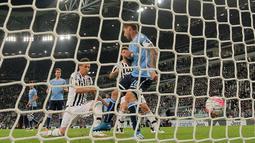 Striker Juventus, Mario Mandzukic, mencetak gol ke gawang Lazio pada lanjutan Serie A di Stadion Juventus, Turin, Kamis (21/4/2016) dini hari WIB. (AFP/Marco Bertorello)