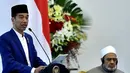 Presiden Joko Widodo (kiri) memberikan sambutan ketika pembukaan KTT tentang Wasathiyah Islam di Istana Bogor, Jawa Barat, Selasa (1/5). KTT ini dihadiri sekitar seratus ulama dan cendekiawan muslim dunia. (Liputan6.com/Pool/Biro PersSetpres)