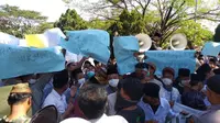 Ratusan santri Cirebon membentangkan spanduk aksi buntut ucapan anggota DPRD Kabupaten Cirebon yang dianggap menyakitkan hati. Foto (Liputan6.com / Panji Prayitno)
