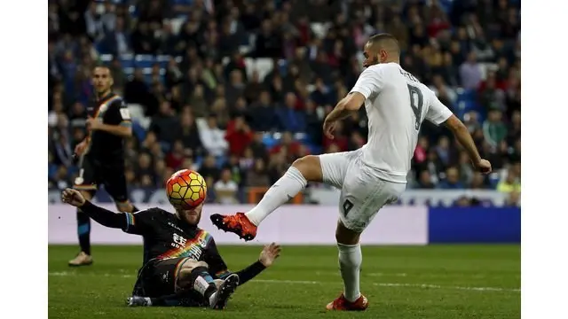 Karim Benzema tampil menggila dengan mencetak hat-trick saat Real Madrid menang dengan skor telak atas Rayo Vallecano di Santiago Bernabeu, Minggu (20/12/2015).