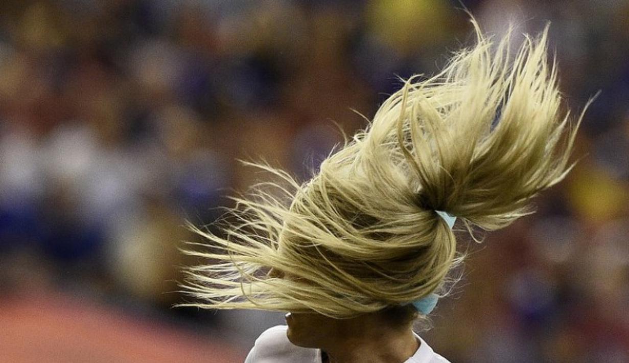 Kibasan rambut pemain AS, Julie Johnston, saat semifinal Piala Dunia Wanita 2015 antara AS melawan Jerman di Stadion Olimpiade di Montreal, Kanada. (30/6/2015). (AFP PHOTO/Franck Fife)