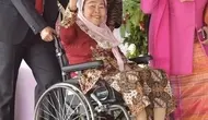 Sinta Nuriyah mengenakan kebaya berbordir warna merah dipadukan kain batik sebagai sebagai bawahan dan kerudung pinknya.  [Instagram/@sekretariat.kabinet]