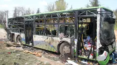 Kondisi bus yang membawa pengungsi Suriah usai terkena serangan bom di Rasyidin, Aleppo, Suriah, Minggu (16/4). Serangan bom tersebut diperkirakan telah menewaskan 126 orang. (AFP Photo/Omar Haj Kadour)