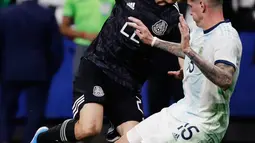 Penyerang Meksiko Hirving Lozano (kiri) mencoba menggiring bola melewati pemain Argentina Rodrigo De Paul dalam laga persahabatan di Alamodome, San Antonio, Texas, Amerika Serikat, Selasa (10/9/2019). Argentina menang 4-0 atas hattrick Lautaro Martinez. (AP Photo/Eric Gay)