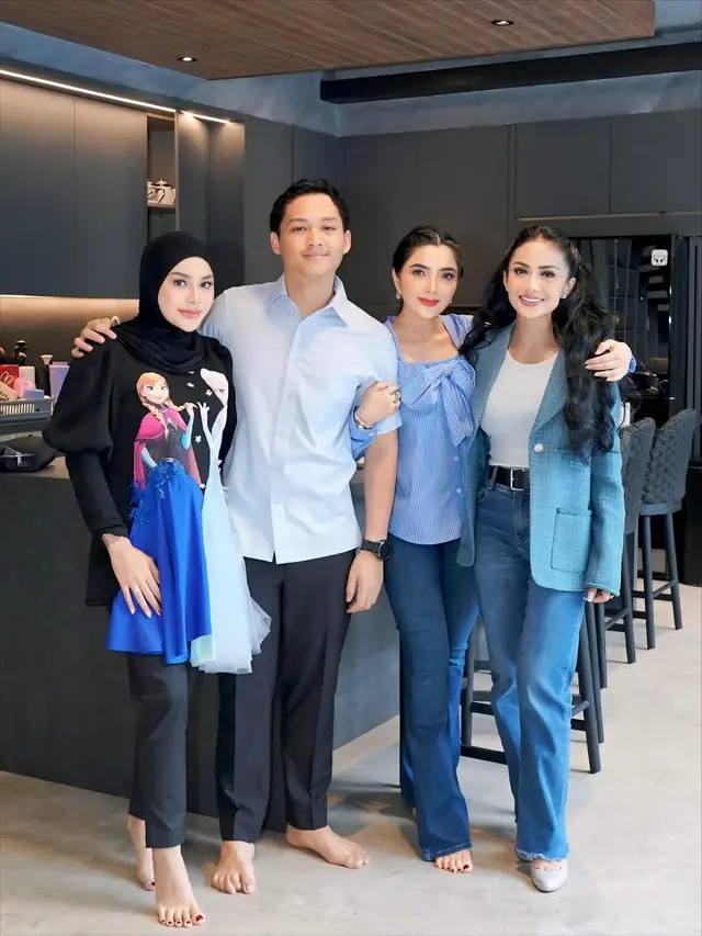 6 Gaya Kasual Ashanty dan Krisdayanti di Ultah ke-2 Azura, Tampil Simpel tapi Elegan