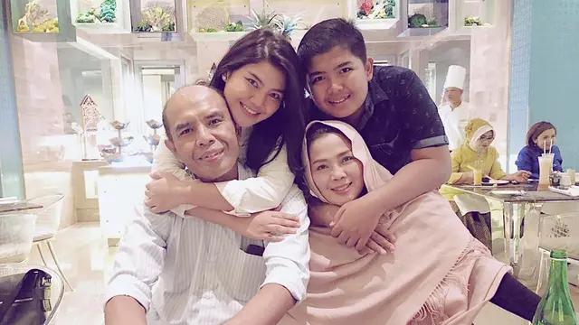 Bak Pinang di Belah Dua, Ini 6 Potret Rosa Meldianti dan Ibunda