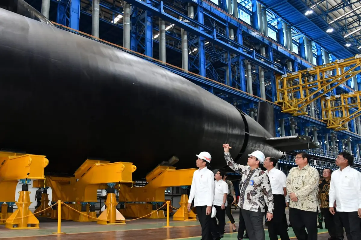 Jokowi meninjau kapal selam Alugoro produksi PT PAL.