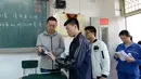Pengawas mengidentifikasi peserta ujian masuk perguruan tinggi di Handan, Provinsi Hebei, China, (6/6). Melalui simulasi ini dapat diketahui bahwa peserta ujian harus melewati beberapa pemeriksaan sebelum memasuki ruangan. (AFP/STR)
